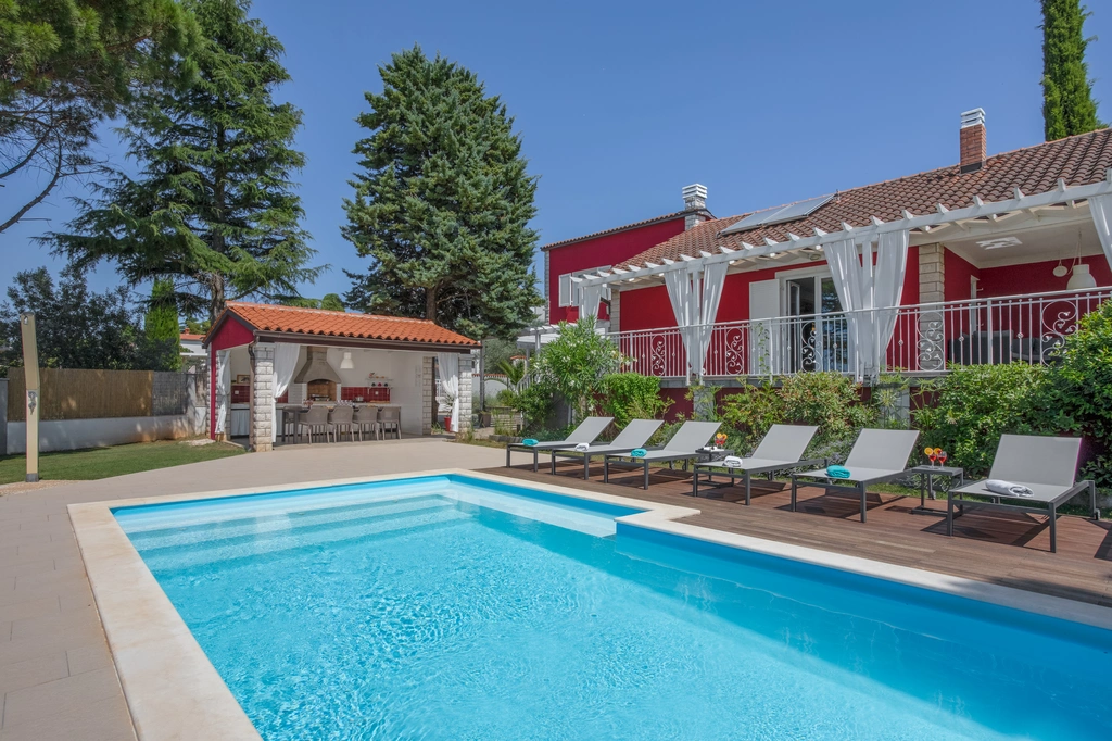 Pool & Sea View 4-Bedroom Villa in Pula