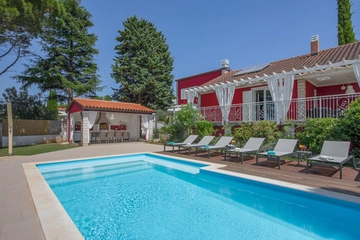 Pool & Sea View 4-Bedroom Villa in Pula