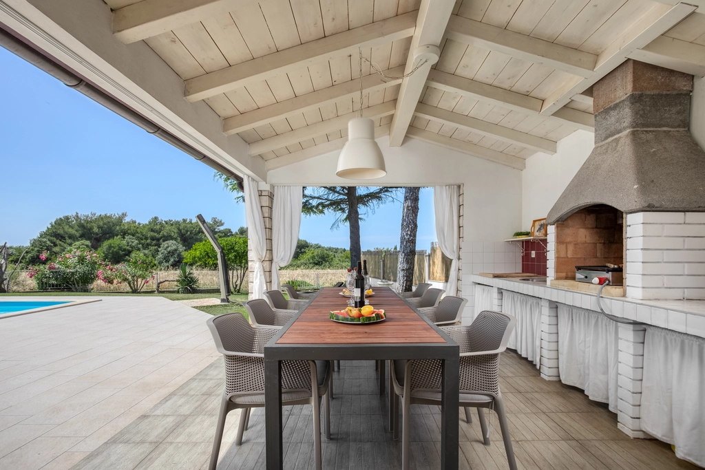 Pool & Sea View 4-Bedroom Villa in Pula