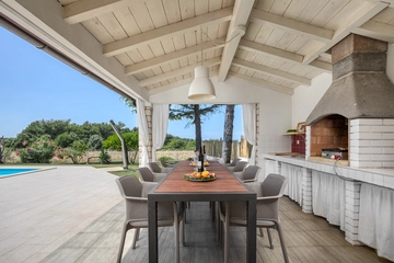 Pool & Sea View 4-Bedroom Villa in Pula