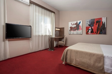 Pool & Sea View 4-Bedroom Villa in Pula