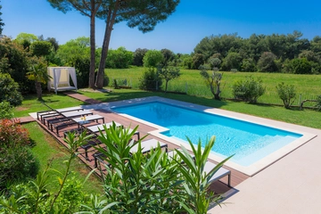 Pool & Sea View 4-Bedroom Villa in Pula