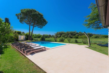 Pool & Sea View 4-Bedroom Villa in Pula