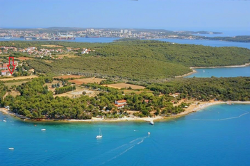 Pool & Sea View 4-Bedroom Villa in Pula