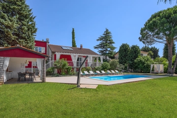 Pool & Sea View 4-Bedroom Villa in Pula