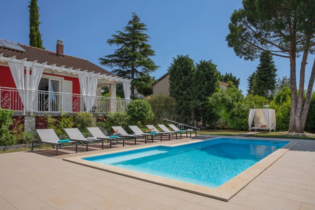 Pool & Sea View 4-Bedroom Villa in Pula