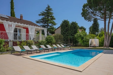 Pool & Sea View 4-Bedroom Villa in Pula