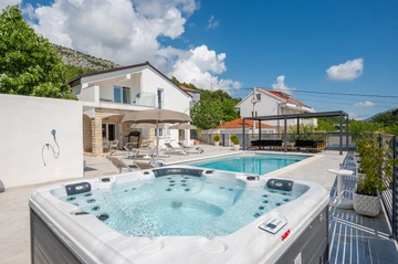 4-Bedroom Villa in Tugare with Heated Pool and Jacuzzi