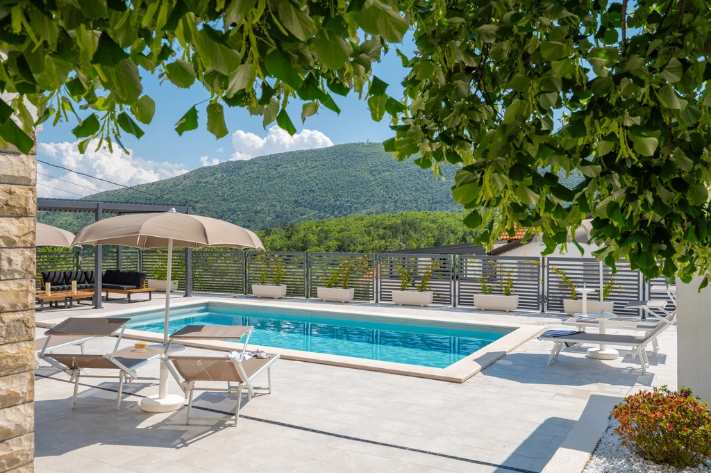 4-Bedroom Villa in Tugare with Heated Pool and Jacuzzi