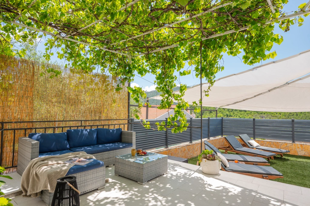 Tugare Holiday House with Heated Pool for 10 Guests