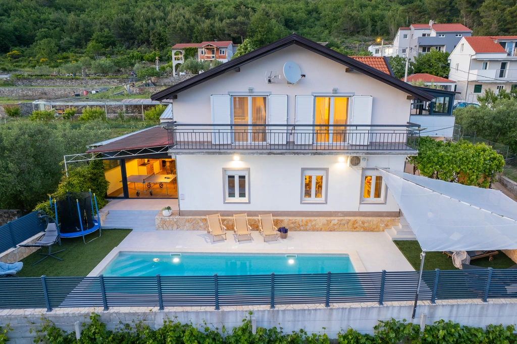 Tugare Holiday House with Heated Pool for 10 Guests