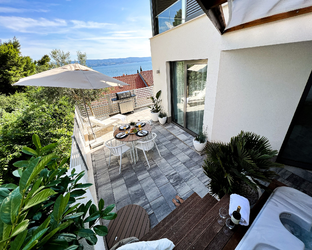 Omiš 2-Bedroom Apartment with Private Jacuzzi Terrace
