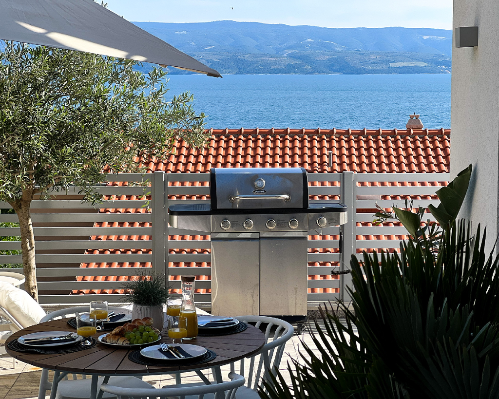 Omiš 2-Bedroom Apartment with Private Jacuzzi Terrace