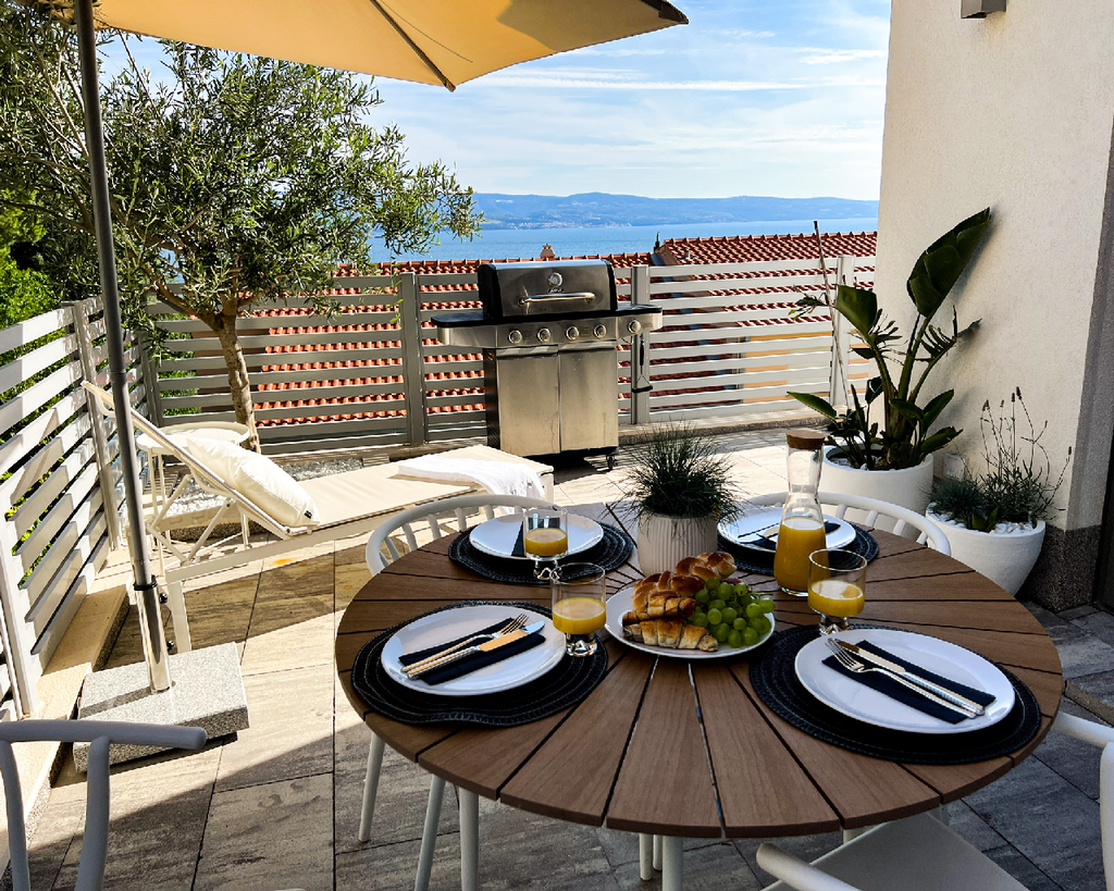Omiš 2-Bedroom Apartment with Private Jacuzzi Terrace