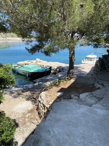 Holiday House in Žut for Up to 4 Guests