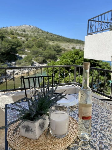 Holiday House in Žut for Up to 4 Guests