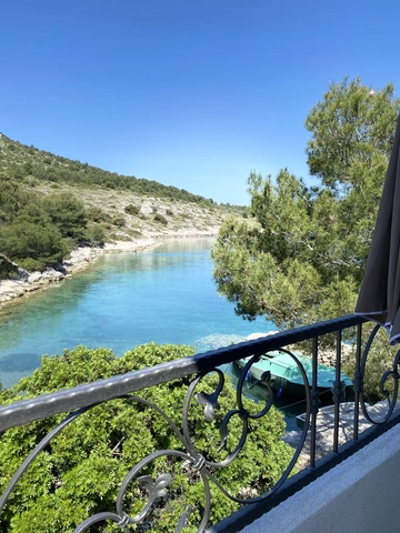 Holiday House in Žut for Up to 4 Guests