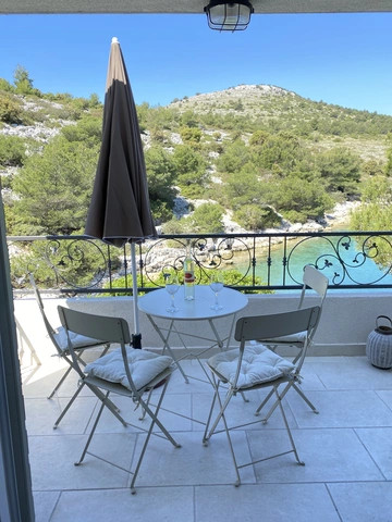 Holiday House in Žut for Up to 4 Guests