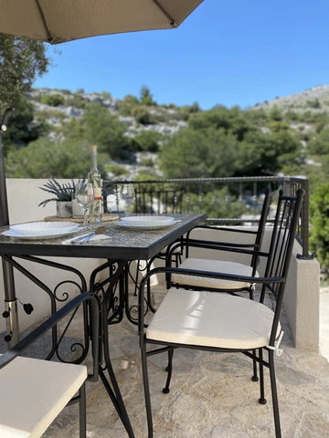 Holiday House in Žut for Up to 4 Guests