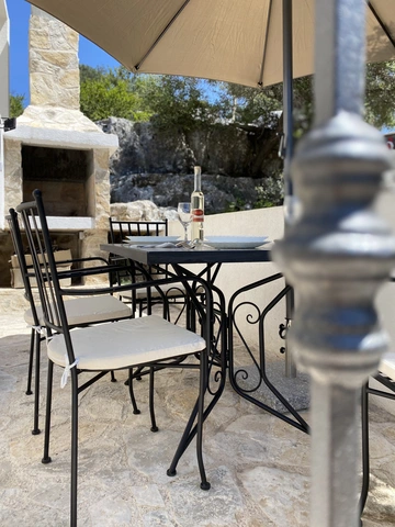 Holiday House in Žut for Up to 4 Guests