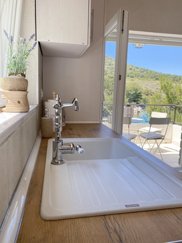 Holiday House in Žut for Up to 4 Guests