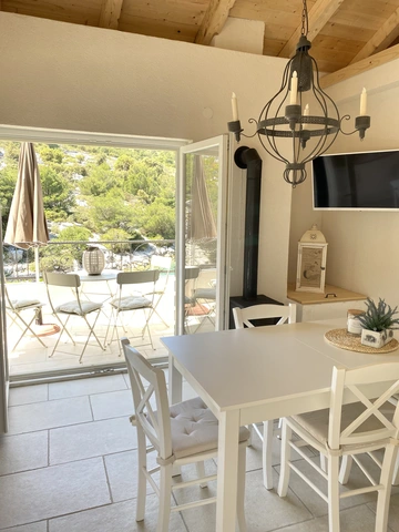 Holiday House in Žut for Up to 4 Guests