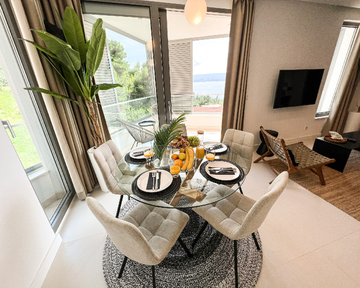Balcony 2-Bedroom Apartment for 4 in Omiš