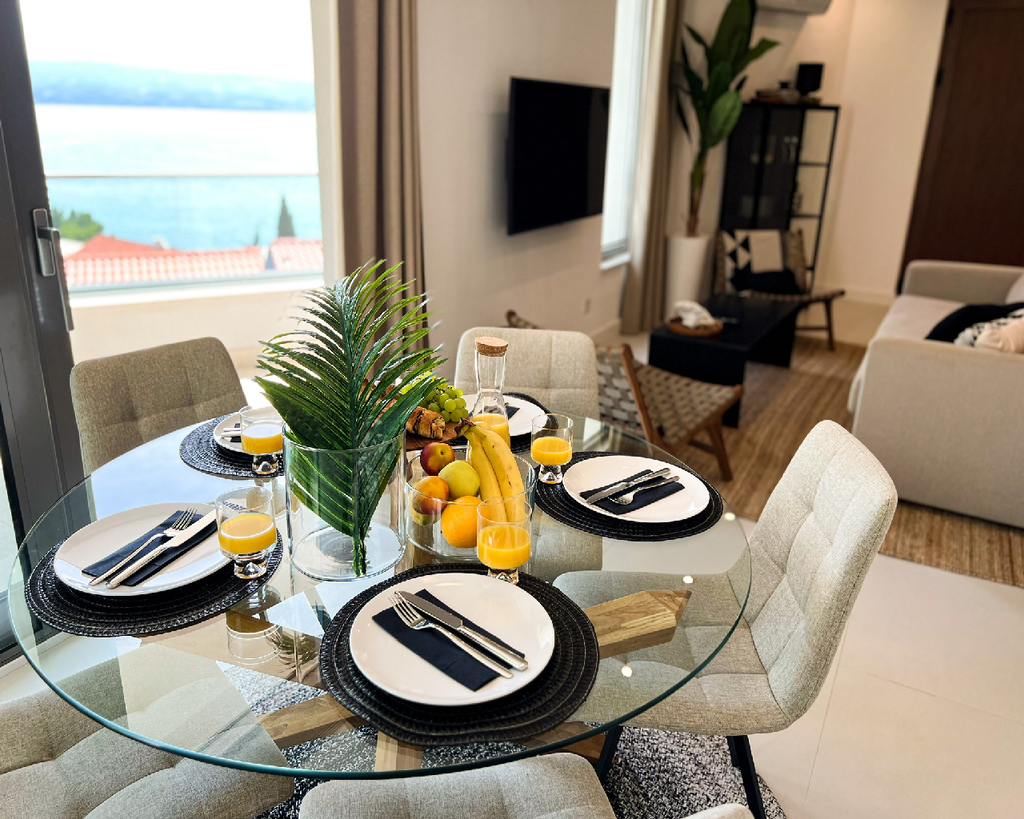 Balcony 2-Bedroom Apartment for 4 in Omiš