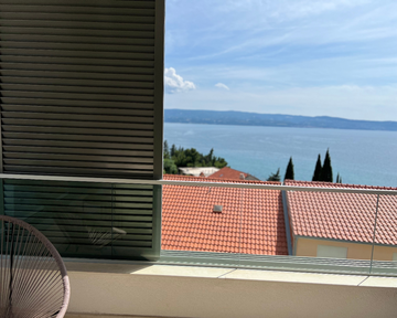 Balcony 2-Bedroom Apartment for 4 in Omiš