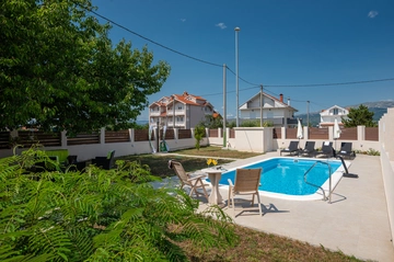 Košute Holiday House with Heated Pool and Private Garden