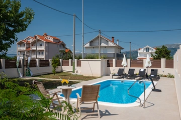 Košute Holiday House with Heated Pool and Private Garden