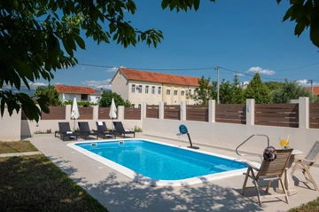 Košute Holiday House with Heated Pool and Private Garden