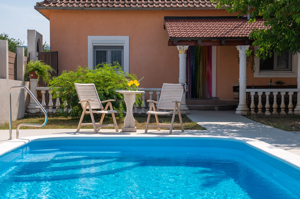 Košute Holiday House with Heated Pool and Private Garden