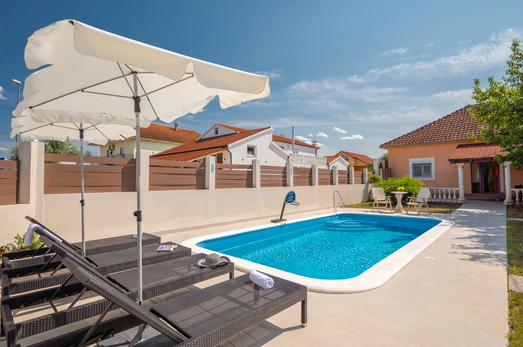 Košute Holiday House with Heated Pool and Private Garden