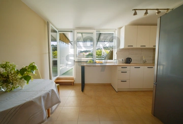 Split 2-Bedroom Apartment with Terrace & Park View