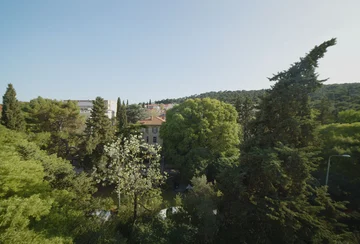 Split 2-Bedroom Apartment with Terrace & Park View