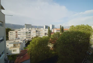 Split 2-Bedroom Apartment with Terrace & Park View