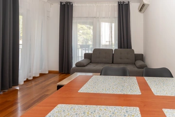 Makarska Ground-Floor Apartment for 5 Guests