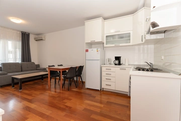 Makarska Ground-Floor Apartment for 5 Guests