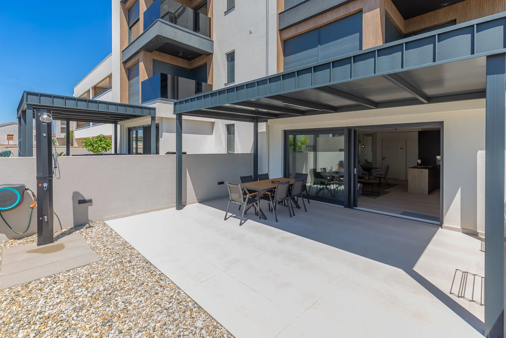 Hugo u Privlaci, more na 50m
