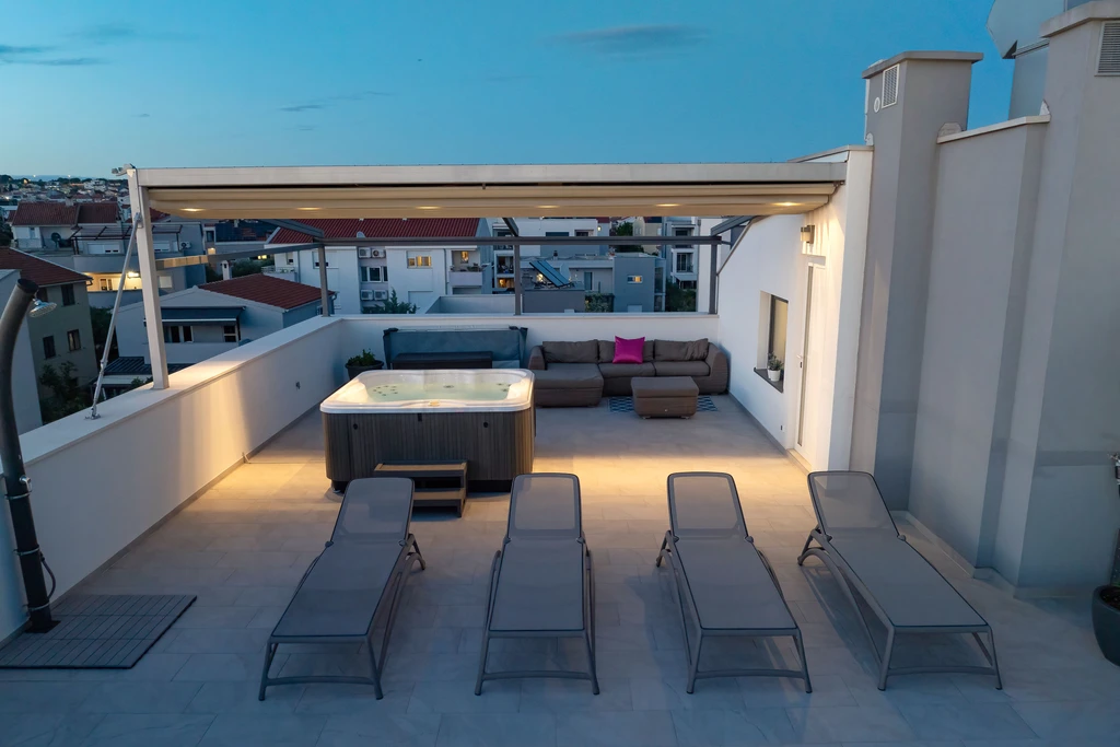 Zadar – Penthouse 1 s hidromasažnom kadom i krovnom terasom