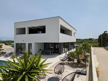 4-Bedroom Villa in Privlaka for Up to 10 Guests