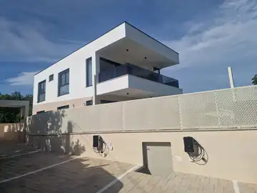 Modern 4-Bedroom Villa with Pool in Omišalj