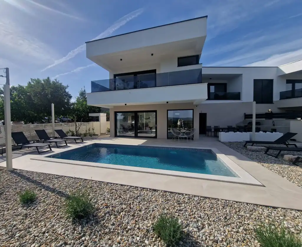 Modern 4-Bedroom Villa with Pool in Omišalj
