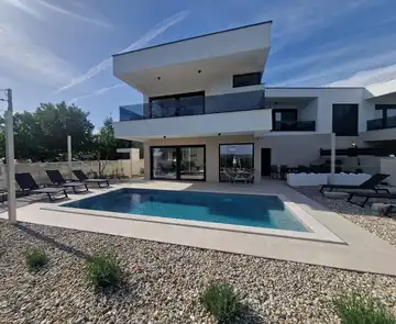 Modern 4-Bedroom Villa with Pool in Omišalj