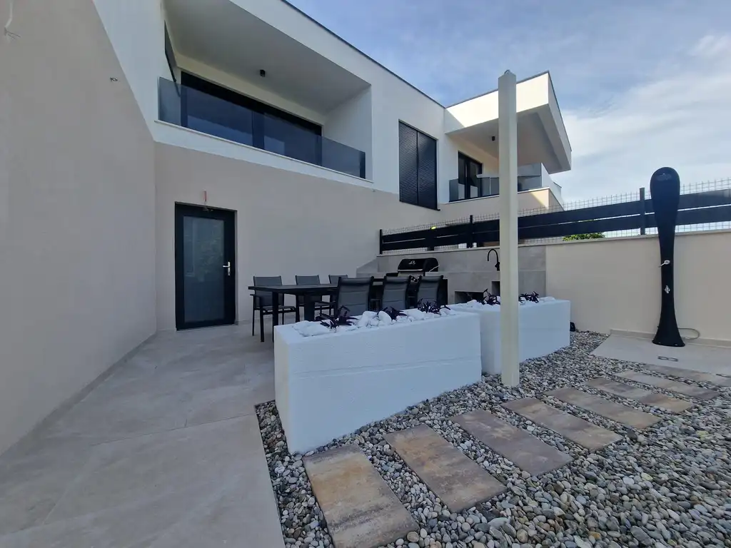 Modern 4-Bedroom Villa with Pool in Omišalj