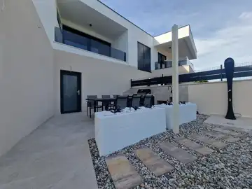 Modern 4-Bedroom Villa with Pool in Omišalj