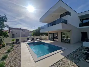 Modern 4-Bedroom Villa with Pool in Omišalj