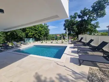 Modern 4-Bedroom Villa with Pool in Omišalj