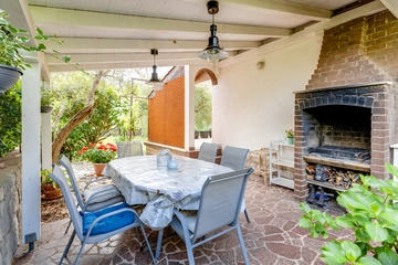 3-Bedroom Villa for Up to 8 Guests in Kornić